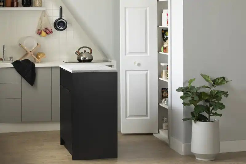 Îlot de cuisine compact avec rangement - Noir mat et faux marbre blanc